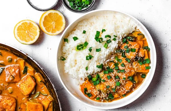 Tofu kari s rýží a nasekanou zeleninou