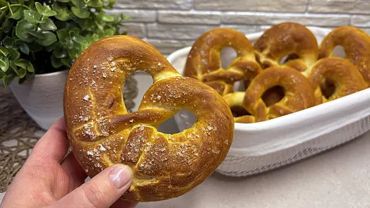 Zlaté preclíky posypané solí v kuchyni.