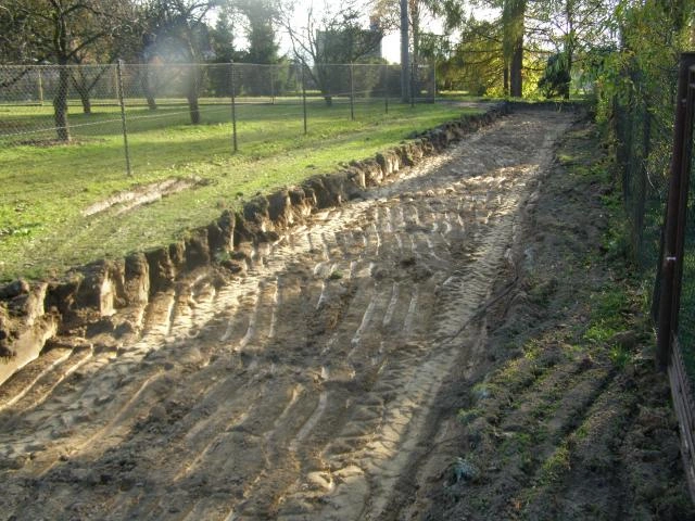 Příjezdová cesta z štěrku v procesu stavby.