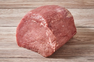 Surové maso pro recept na svíčkovou.