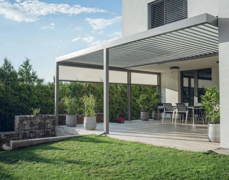 Pergola na zahradě s venkovním posezením