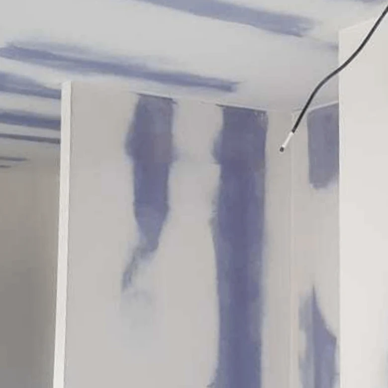 Náplast na sádrokartonové spáry natřený tmelenou hmotou.