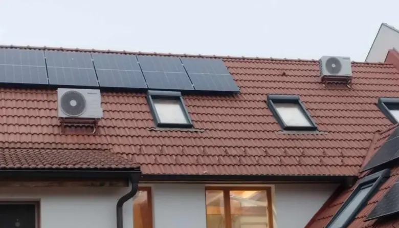 Střecha domu s instalovanými klimatizačními jednotkami a solárními panely