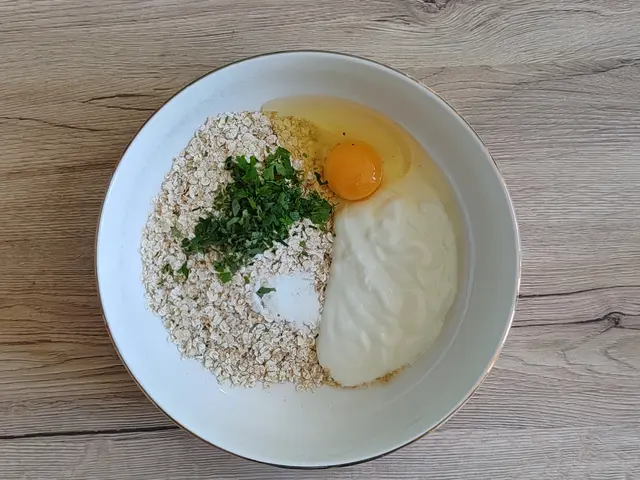 Suroviny na placky z ovesných vloček: obiloviny, vejce, bylinky.