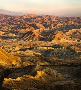 Západní badlands s erozí v pouštní krajině