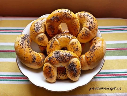 Zlaté koláče s hrouškami na bílém talíři.