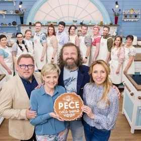 Skupina hostů televize Peče s velkou koláčovou tortou.