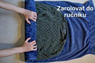 Ručníkem se svetr roluje pro správné vysušení.