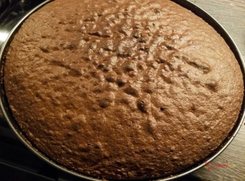 Hotová čokoládová bábovka s cuketou v pekáči.