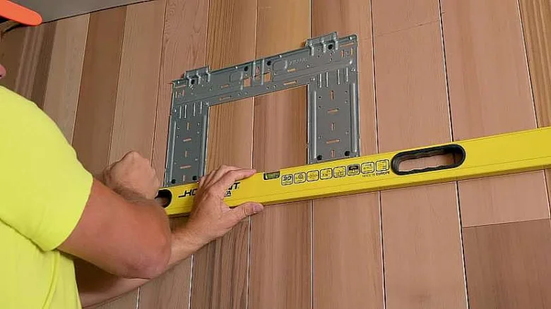Montáž klimatizace – vyrovnání držáku pomocí úrovňovky