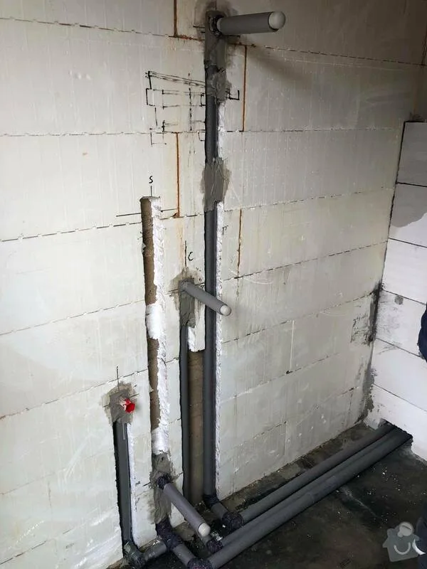 Kvalitní instalatér pracuje na vodovodních potrubích s přesnými řezy.