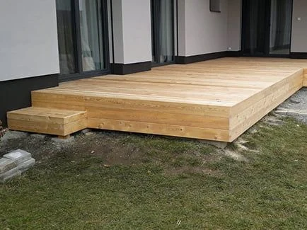 Dřevěná terasa s schody u moderního domu
