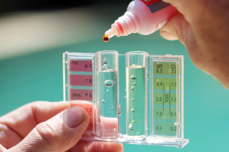Testování kvality vody ve vířivce kapkami chemie.