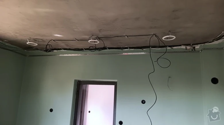 Instalace napínaného stropu s viditelným vedením kabelů.