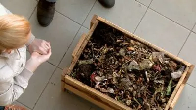 Kompostování organického odpadu jako součást oslav Dne Země.