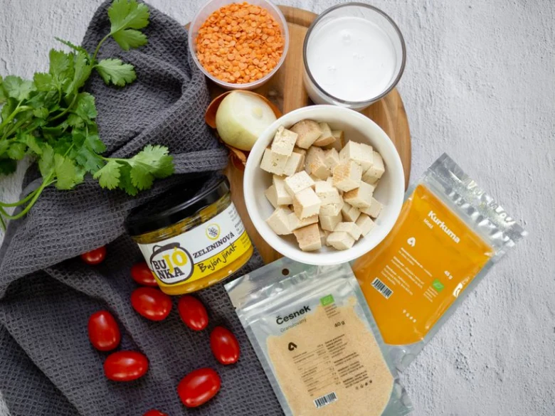 Ingredience pro kari s tofu: sója, luskoviny, koření.