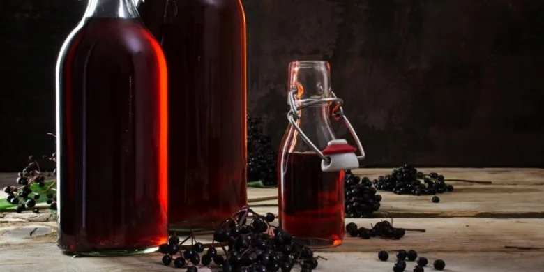 Syrup z černého bezu v láhvích s bobulemi