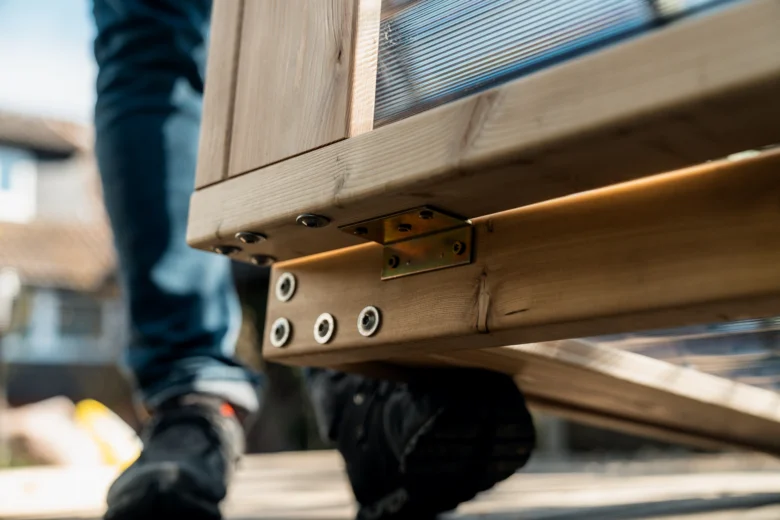 Detail dřevěné konstrukce s kovovými spojkami při montáži